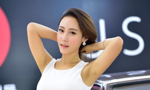 奔驰太有魅力，俏皮车模助阵，参展车友都移不开眼