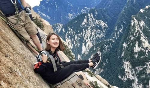 华山又出"第二跳",跳前还自拍照片,难道崖底有"秘籍"