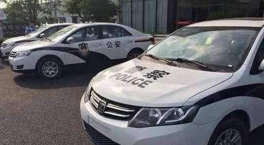 中国警车终于“大换血”，告别了丰田大众，中国风范一览无余！