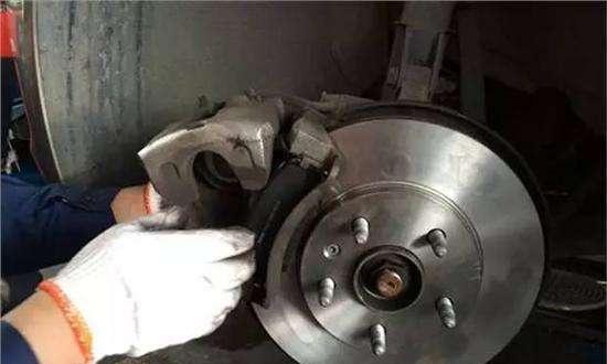 刹车片多久才换一次？很多人都没搞清，修车师傅：别超过这个数