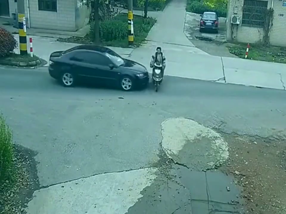 电动车妹子过马路不看路,下一秒死神降临,监控拍下女子最后时光