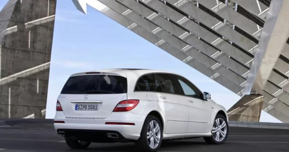 奔驰R320和丰田塞纳,哪个更值得入手?