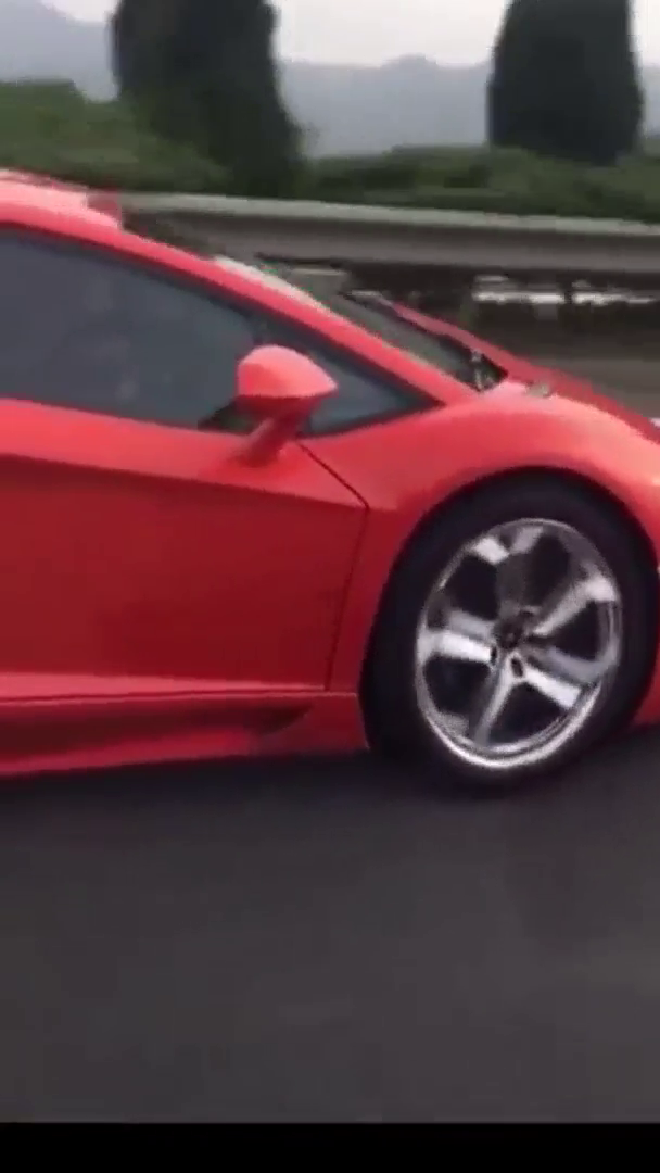 高速偶遇兰博基尼，跑车就是不一样，后轮像是拖着来的