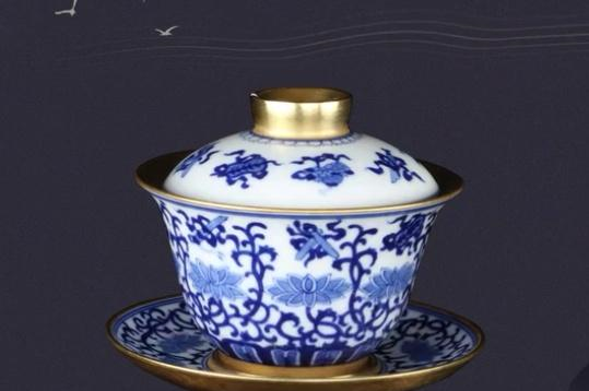 这两件瓷器的价格都很高,你能一眼能辨认出哪一件价格高吗