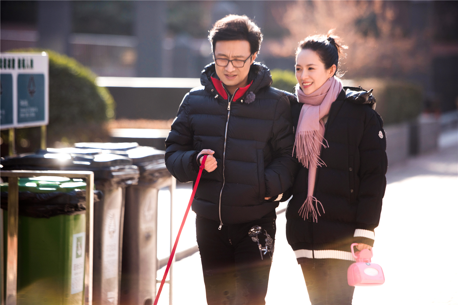 章子怡汪峰夫妇同行遛狗超有爱 手放老公口袋大方撒狗粮