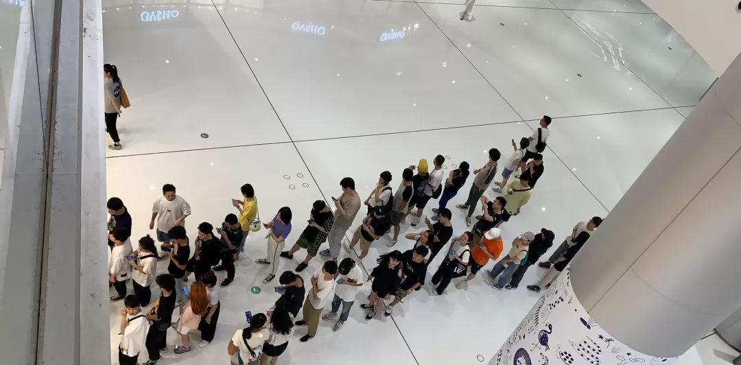 国金中心惊现抢衣大战!优衣库遭疯抢!店员被吓哭!