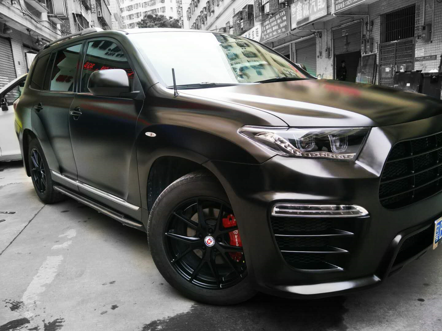 【锋程深圳店】汽车喷漆翻新好还是全车改色贴膜好?车衣改色贴膜