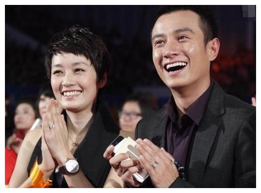 马伊琍两个女儿近照曝光，长成这模样，网友：是两个女版文章呀