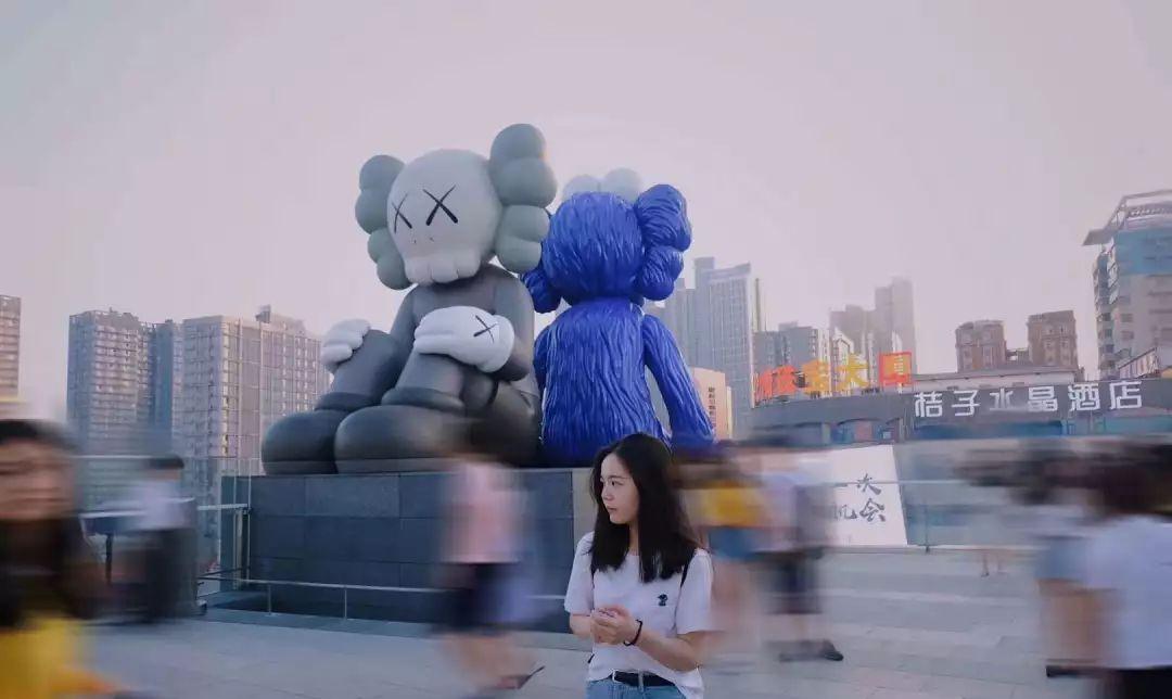 国金中心惊现抢衣大战!优衣库遭疯抢!店员被吓哭!