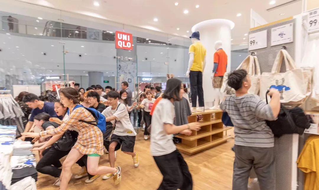 国金中心惊现抢衣大战!优衣库遭疯抢!店员被吓哭!