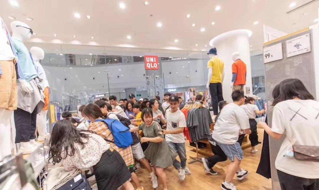 国金中心惊现抢衣大战!优衣库遭疯抢!店员被吓哭!