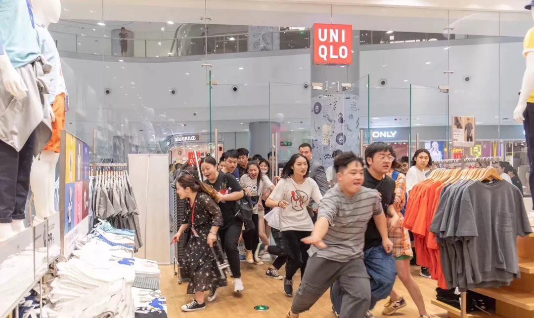国金中心惊现抢衣大战!优衣库遭疯抢!店员被吓哭!