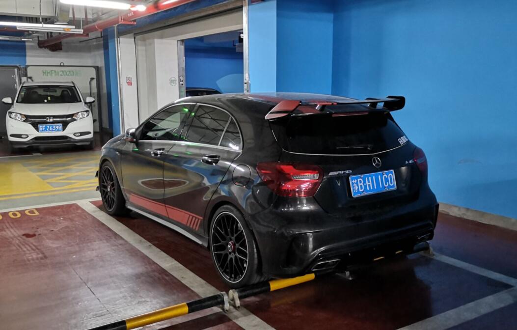 南通通州某小区地库实拍奔驰A45AMG，尾翼和轮毂亮了！