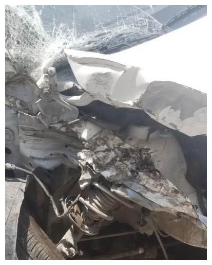 起亚焕驰100km/h追尾吊车 网友:这还是死亡率最高的车吗