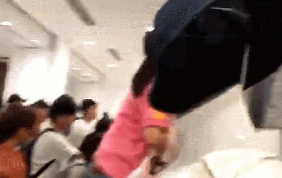 国金中心惊现抢衣大战!优衣库遭疯抢!店员被吓哭!