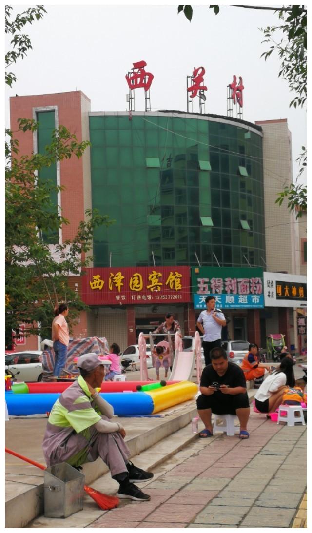 临汾吉县西关广场手机随拍~感受壶口瀑布岸边老百姓自己的生活