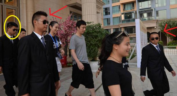 王思聪街边豪迈吃汉堡,豪车出行保镖护驾,网友直呼有钱任性