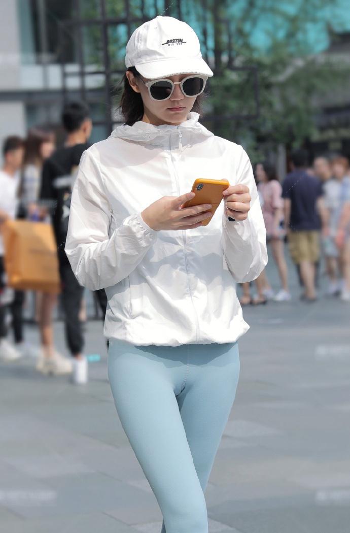 小姐姐穿运动装来闯关,自创过关方式被警告,体力不支遗憾落水视频