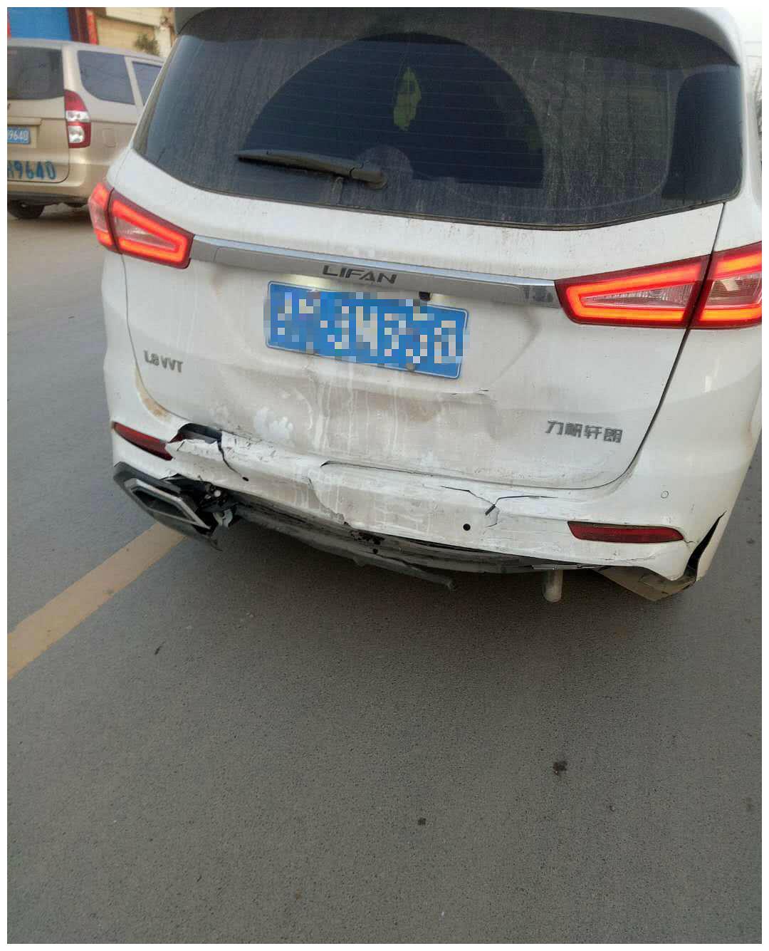 大众高尔夫追尾力帆轩朗,结果意想不到,网友:这车是纸糊的吗