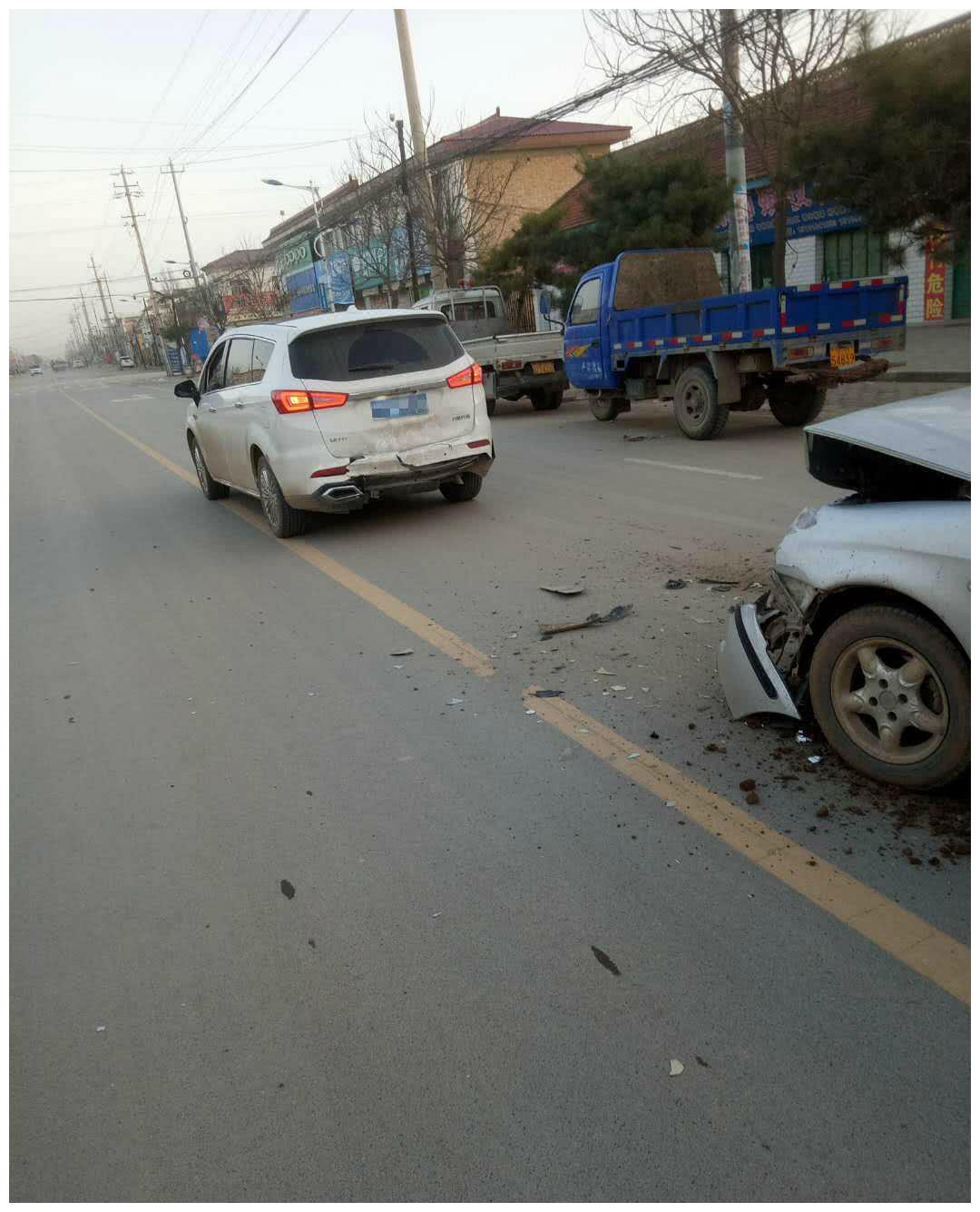 大众高尔夫追尾力帆轩朗,结果意想不到,网友:这车是纸糊的吗