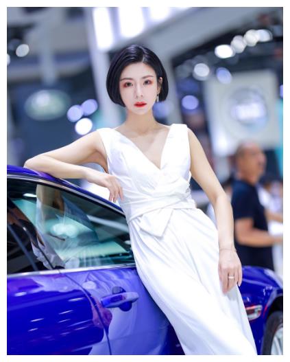 冰山美人站台保时捷，冰冷气质太迷人，车友：看人就够了