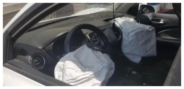 起亚焕驰100km/h追尾吊车 网友:这还是死亡率最高的车吗