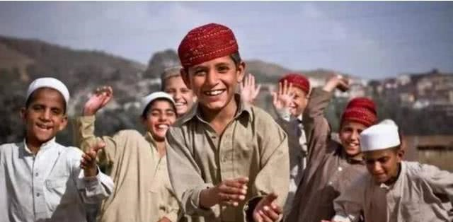 中国大叔到巴基斯坦旅游,买了6块地毯,结账时