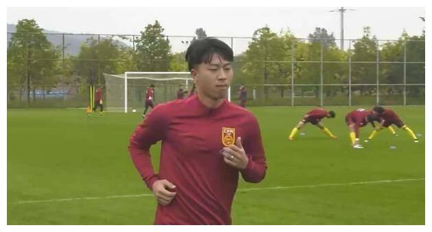 让人唏嘘！他曾是谢鹏飞齐名的新星，却因比赛散步甩锅里皮被封杀