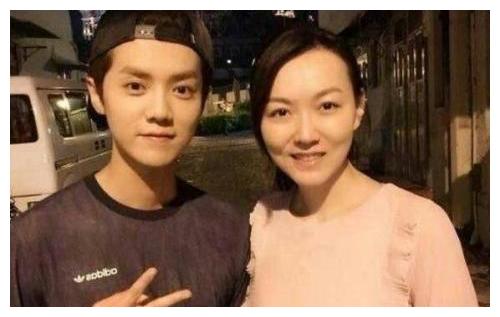 鹿晗陈赫与关晓彤妈妈打招呼，关妈妈区别对待，网友：难道认准了