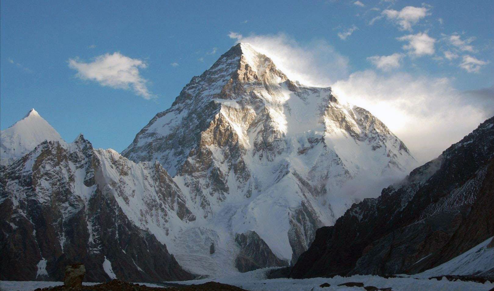 世界上第二高峰,仅次于珠穆朗玛峰,也在中国境内