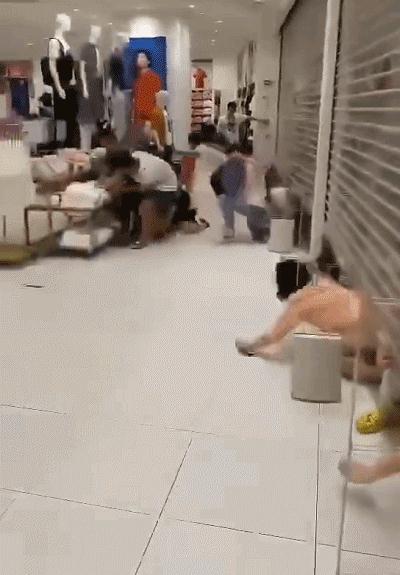 国金中心惊现抢衣大战!优衣库遭疯抢!店员被吓哭!