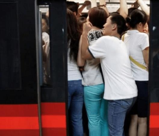 直击日本年轻女孩挤地铁,上下班或是一场噩梦,尤其是夏天