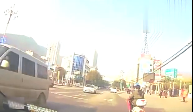 该怎么办我连续鸣笛10秒，可电动车女司机不理我