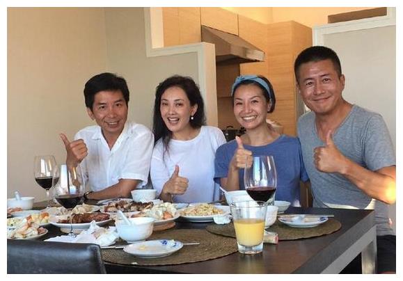 45岁牛莉一家近照，老公比郭冬临还帅，样貌依旧似少女
