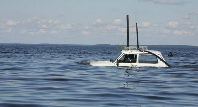高手在民间，车友将座驾改装成潜水车，水陆两栖比潜艇“嗨”多了