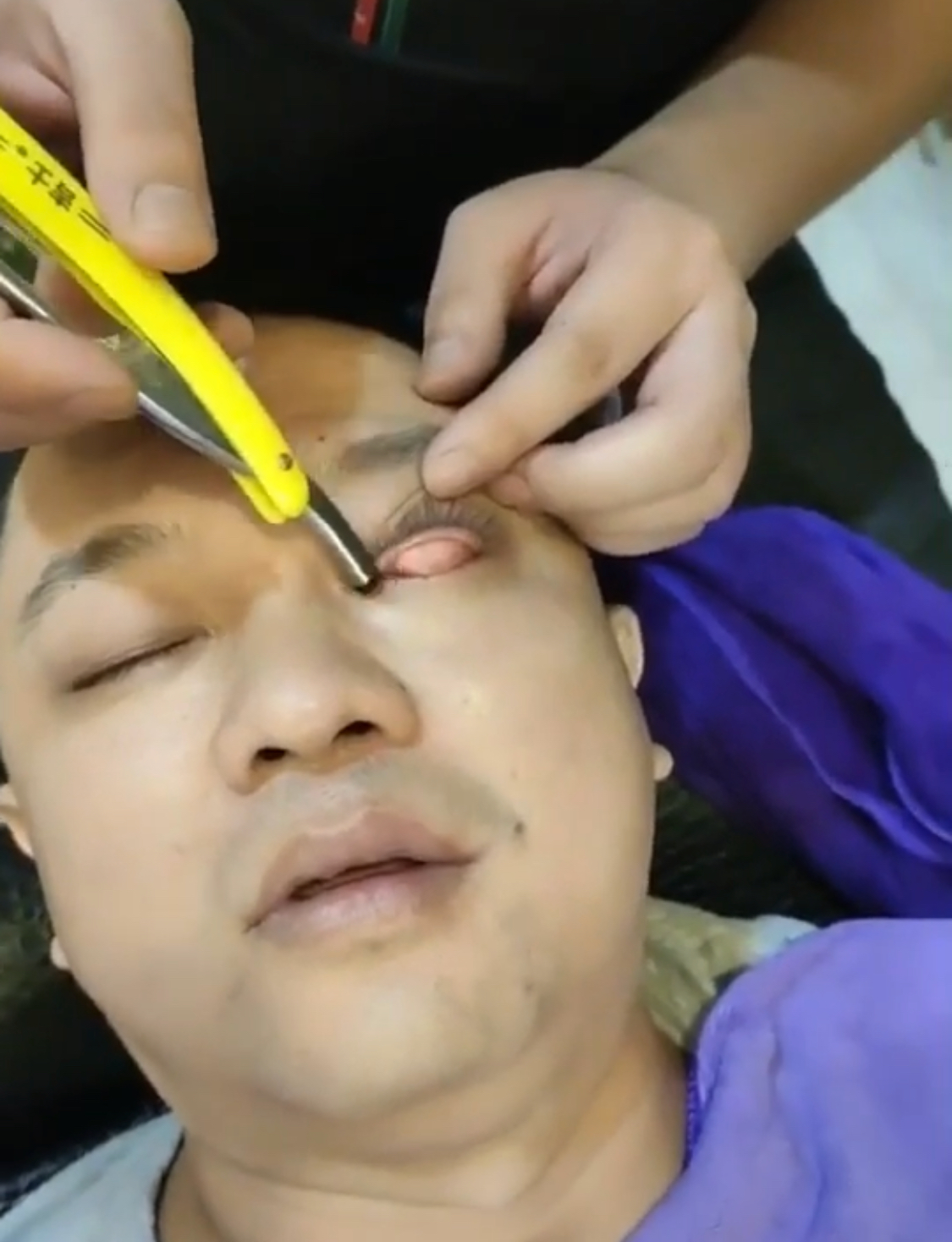 90后理发师不爱潮店却爱传统刮脸修面