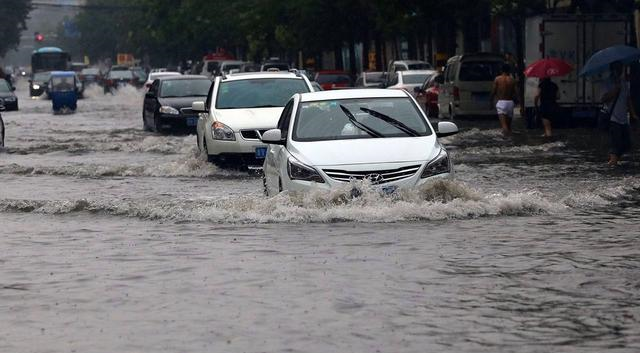 下雨天车被水淹，保险公司要求开暴雨证明，保险公司真的保险吗？