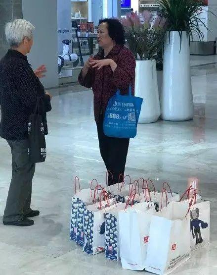 国金中心惊现抢衣大战!优衣库遭疯抢!店员被吓哭!