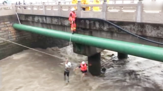 救援现场！泉州突降暴雨3名河道工人被冲走 困在桥底激流中
