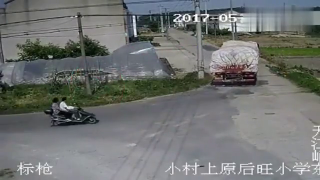电动车夫妇本来能逃生的,可惜大货车倒车太迅速了!