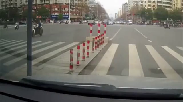 监控拍下电动车随意变道,导致连环车祸作死的一幕!