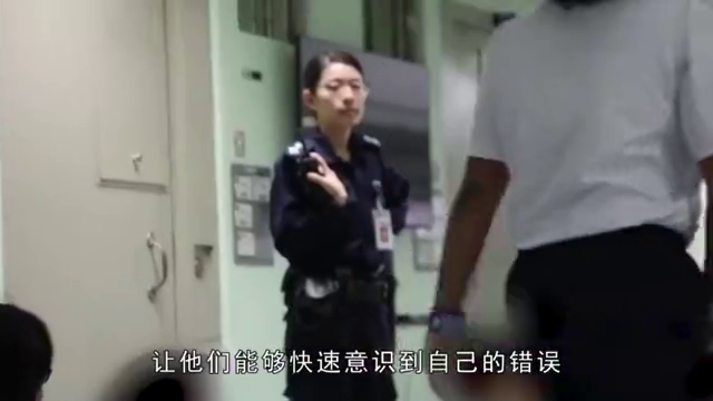 女犯人戴着脚镣要怎样更换内衣?