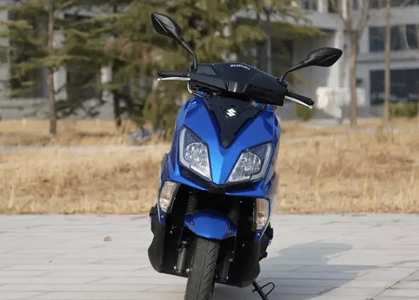 铃木新款踏板摩托车配置主流国四排放售价亲民