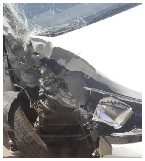 起亚焕驰100km/h追尾吊车 网友:这还是死亡率最高的车吗
