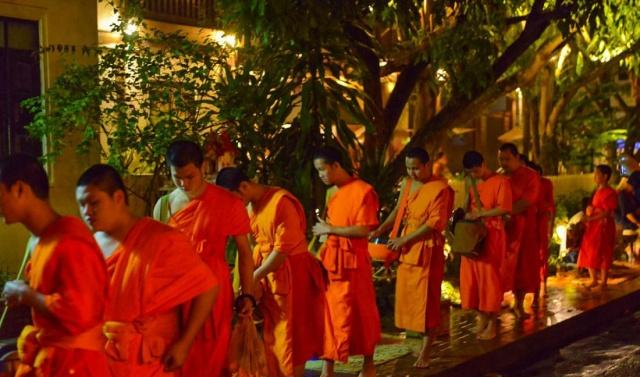 2千元人民币相当于256万基普,在老挝能干啥看