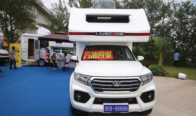 国六排放四驱汽油发动机，这辆皮卡房车上牌不受限，空间还挺大