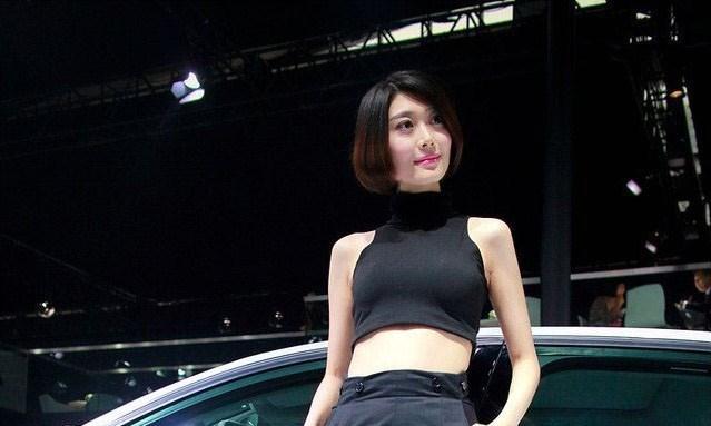 短发美女与奔驰成风景线，看了车展就知道，这才是豪车风采