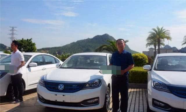 新能源车路边充电，却因违停被贴罚单，车主懵了：敛财吗？