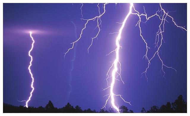 为什么闪电会击中行驶中的电动车？雷击究竟是怎么发生...