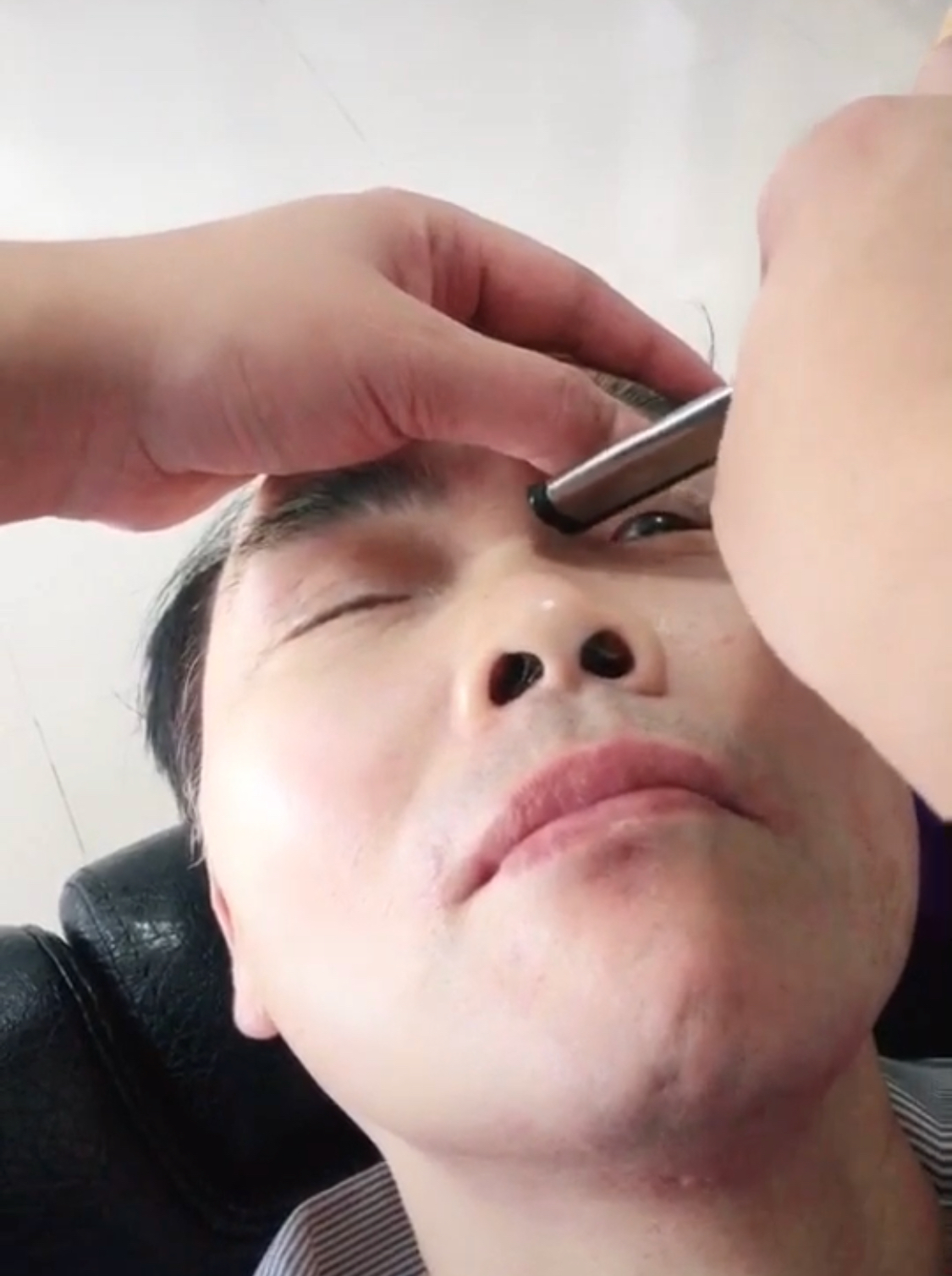 90后理发师不爱潮店却爱传统刮脸修面